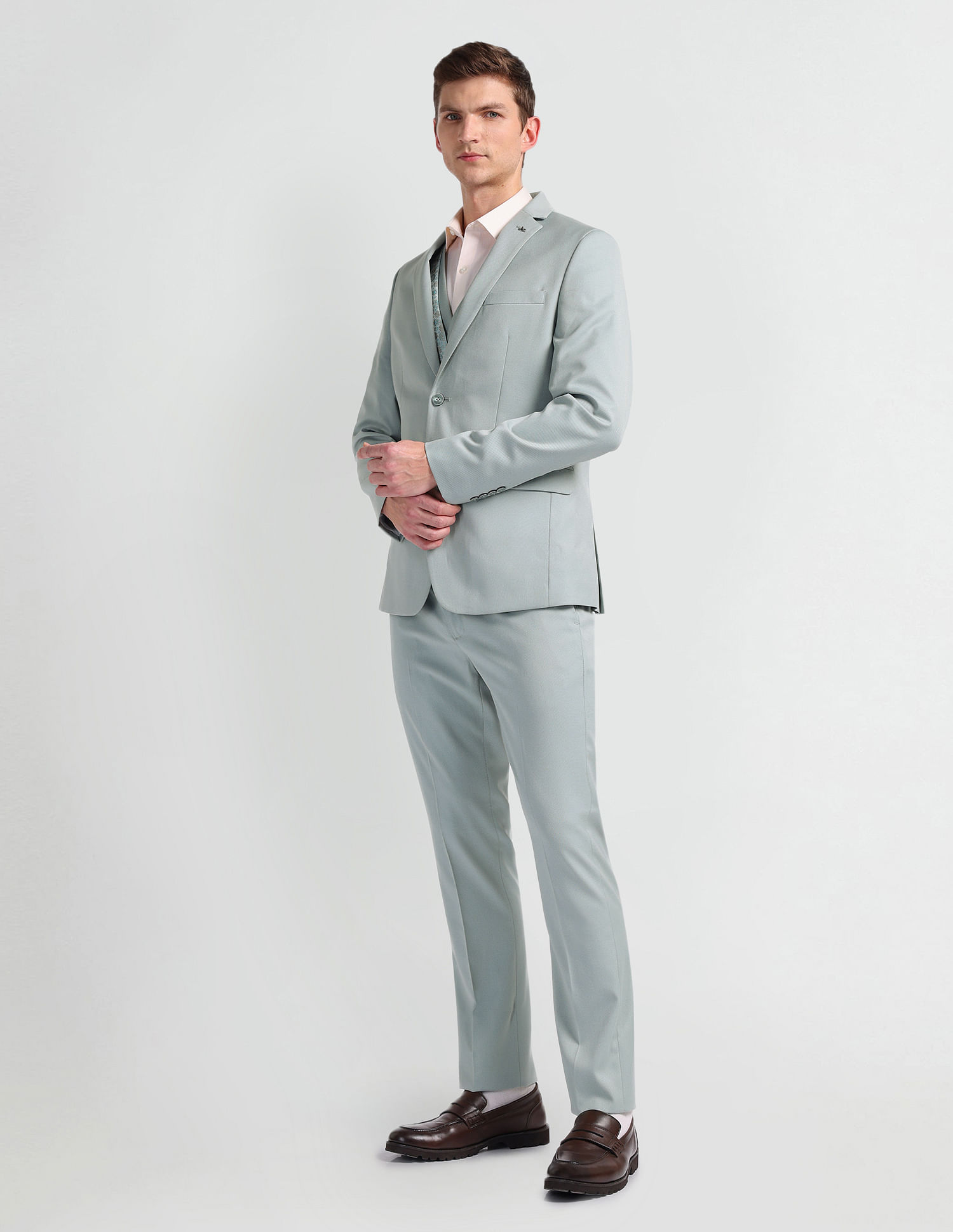 Arrow Solid Tailored Fit Three Piece Suit