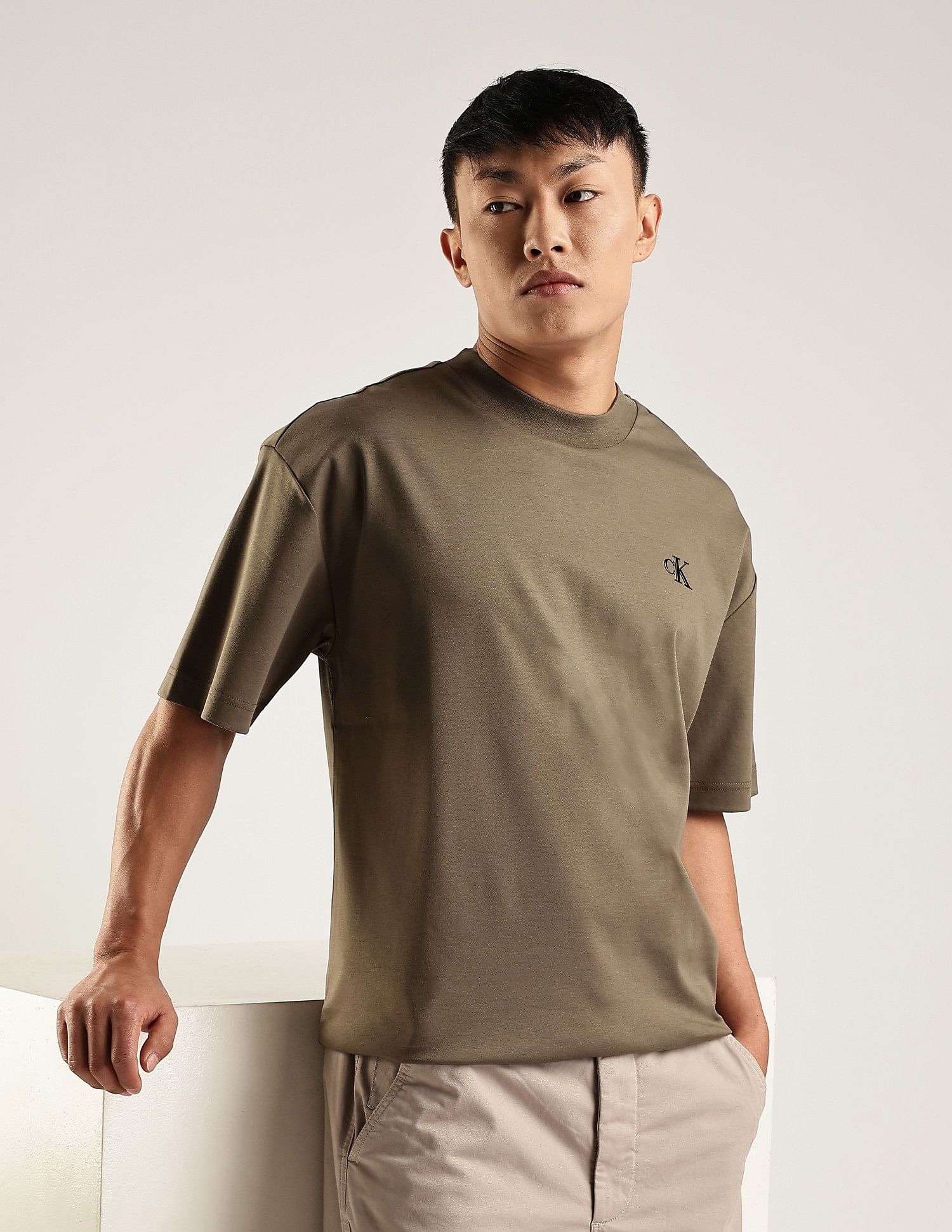 Calvin Klein Jeans Logo Regular-Fit Cotton T-Shirt