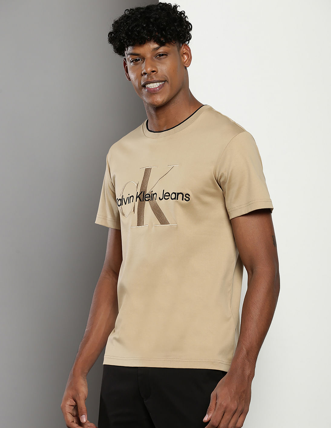 【関送無料】   Jeans Monologo 人気 Tシャツ Buy Calvin Klein Jeans Chenille Monologo T-Shirt - NNNOW.com